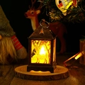 Dettaglio della lanterna di Natale vintage in bronzo con luce LED calda e decoro renna - Renna (Bronzo)
