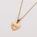 Primer plano del colgante de corazón en oro rosa con grabado Blessed y cadena elegante - Oro Rosa Blessed