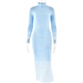 Dettaglio dell'abito in maglia azzurro con maniche lunghe, collo alto e orlo trasparente - S / Azzurro
