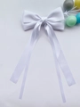 Détail de la pince à cheveux grand nœud en satin blanc avec longs rubans soyeux - Blanc
