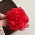 Gros plan d'une pince à cheveux rose en tulle rouge avec des pétales de tissu délicats - Pince à cheveux / Rouge