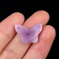 Anhänger aus lila Naturstein in Schmetterlingsform für DIY-Schmuck und Basteln - Phosphosiderit