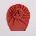 Baby-Turbanmütze aus rotbraunem Strick mit einer dimensionalen 3D-Blume in der Mitte - Rotbraun