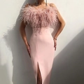 Eng anliegendes rosa trägerloses Kleid mit Federbesatz und Beinschlitz für Abendveranstaltungen - S / Kleider / Rosa