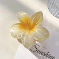 Détail d'une pince à cheveux en forme de frangipane avec un dégradé de crème et d'orange - 8cm [Frangipani] / Jaune