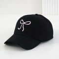 Detail van zwarte katoenen baseballcap met roze strik borduursel en oogjes - Zwart