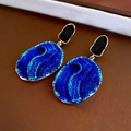 Dettaglio di orecchini vintage con pietra blu scuro e montatura in metallo placcato oro - Orecchini geometrici in cristallo blu intenso (39#)