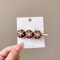 Grappige shiitake paddenstoel haarklem met drie bruine bedeltjes op witte displaykaart - 10# Shiitake paddenstoel
