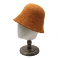 Sombrero de pescador de chenilla gruesa en naranja caramelo para mujer sobre modelo - Naranja / M (56-58cm)