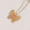 Collana con farfalla in oro 14K con gemma rosa e micro-diamanti bianchi scintillanti - Farfalla Rosa (XL2395)
