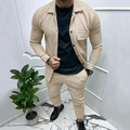 Dettaglio del completo da uomo beige a due pezzi con trama jacquard a righe verticali - S / Cachi