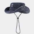 Détail d'un chapeau de randonnée en denim délavé bleu marine avec broderie palmier blanc - Taille unique / Bleu marine