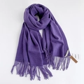 Sciarpa viola effetto cashmere con dettagli di frange su sfondo bianco - Viola scuro