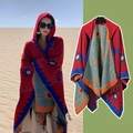Poncho ethnique rouge à capuche avec motifs floraux bleus et finitions à franges - Couleur 47