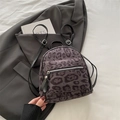 Mini mochila con estampado de leopardo, textura de terciopelo gris y correas de cuero - Negro