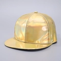 Detalle de gorra de béisbol dorada holográfica que muestra la textura metálica brillante - Flat Brim / Dorado