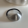 Detalle de adorno de metal cepillado plateado en una goma elástica negra para pelo - Banda Elástica de Aleación Curvada / Plata Mate (Acabado Cepillado)