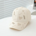 Dettaglio cappellino beige per bambini con ricami LOVE dorati e piccoli cuori - 52-54cm (3-8 Anni) / Beige