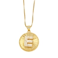 Collana dorata con ciondolo lettera E, medaglia rotonda e cristalli brillanti pavé - Lettera E