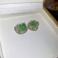 Boucles d'oreilles vintage carrées en or avec pierres vert émeraude et pavé de diamants - Boucles d'Oreilles Clous Carrées à Halo de Pierre Verte