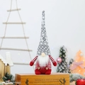 Gnomo di Natale in salopette rossa con cappello grigio a maglia su cassa di legno - Grigio