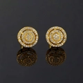 Macro di orecchini hip hop dorati con zirconi bianchi micro-incastonati su fondo nero - Stile Zirconia Rotonda / Placcato Oro Zirconia Bianca