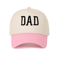 Detail der DAD-Stickerei auf einer beige-rosa Trucker-Mütze aus Canvas-Stoff - Verstellbar / Rosa