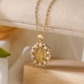 Collana con ciondolo Maria placcata oro con perle su velluto beige e legno - Stile 24374