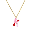 Dettaglio della collana d'oro con un ciondolo colorato a lettera K in smalto rosa e rosso - Lettera K