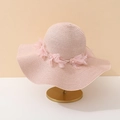 Détail du chapeau de paille rose avec bord ondulé, fleur en tulle et perles de nacre - Adulte 55-58cm / Fleur Rose