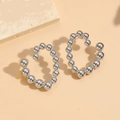 Orecchini a forma di C color argento lucido con sfere metalliche su sfondo pesca - Perle a Cuore / Colore Platino