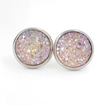 Vue macro de boucles d'oreilles en résine rose irisée avec paillettes argentées - Rose Or Irisé (24)