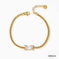 Detail of gold stainless steel chain bracelet with a rectangular zircon and lobster clasp - Rectangular Zirconia Thick Chain (B223) / Gold