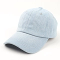 Gros plan d'une casquette en denim bleu clair avec coutures renforcées et œillets - 55-60cm (Réglable) / Bleu clair