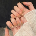 Primer plano de uñas cat eye degradado naranja-verde con acabado magnético brillante - XS / Ovalado Medio (265)