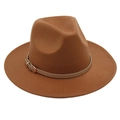 Détail d'un chapeau fedora en laine caramel avec ruban en cuir et boucle en or rose - Taille unique / Kaki