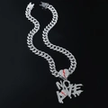 Gros plan d'une chaîne cubaine argentée avec pendentif NO LOVE en forme de cœur brisé - Argent (Lettres) / Style 5525 Chaîne Cubaine 50cm