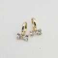 Elegantes pendientes de lazo dorado con cristales de corazón y detalles de circonita - Base de oro con circonita blanca