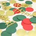 Gros plan de confettis de Noël rouge, vert et or avec lettres HoHoHo brillantes découpées - Cercles Rouge Vert Or + Hohoho Pailleté Or