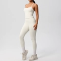 Détail d'un ensemble de yoga crème montrant un débardeur dos nu et un legging à poche - Ivoire Clair