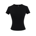 Gros plan sur la texture côtelée et le col rond d'un t-shirt noir coupe ajustée - S / Hauts / Noir