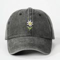 Detailansicht der Gänseblümchen-Stickerei und verwaschenen Textur der Baseballkappe - Einheitsgröße / Schwarz