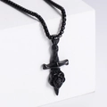 Collar gótico de acero negro con colgante de espada y rosa sobre bloque blanco puro - Con cadena / Negro