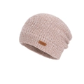 Bonnet tricoté beige rosé avec motif losanges et écusson en cuir pour plus de chaleur - Bonnet Uniquement / Rose