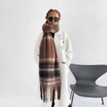 Detail eines weichen braun karierten Mohair-Schals mit langen Fransen und Textur - Hellkaffee