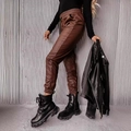 Pantalones de cuero PU marrón para mujer con botas negras y top ajustado de manga larga - S / Castaño