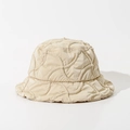 Detalle del acolchado ondulado en un gorro de pescador de invierno blanco crema - M(56-58cm) / Blanco Roto