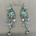 Boucles d'oreilles argentées avec papillon en zircon vert et motifs floraux sur fond beige - Style Crochet d'Oreille Fleur Vert / Argenté