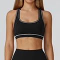 Schwarzer Sport-BH mit weißen Kontrastnähten und Racerback-Design für Fitness-Training - S / Premium Schwarz