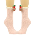 Detailansicht rosa Korallenvlies Socken mit 3D Plüsch Rentier Puppen und weißem Kunstfellbesatz - Rentier mit rotem Hut / Rosa